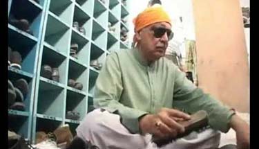 Pak official sacked for polishing shoes in India
